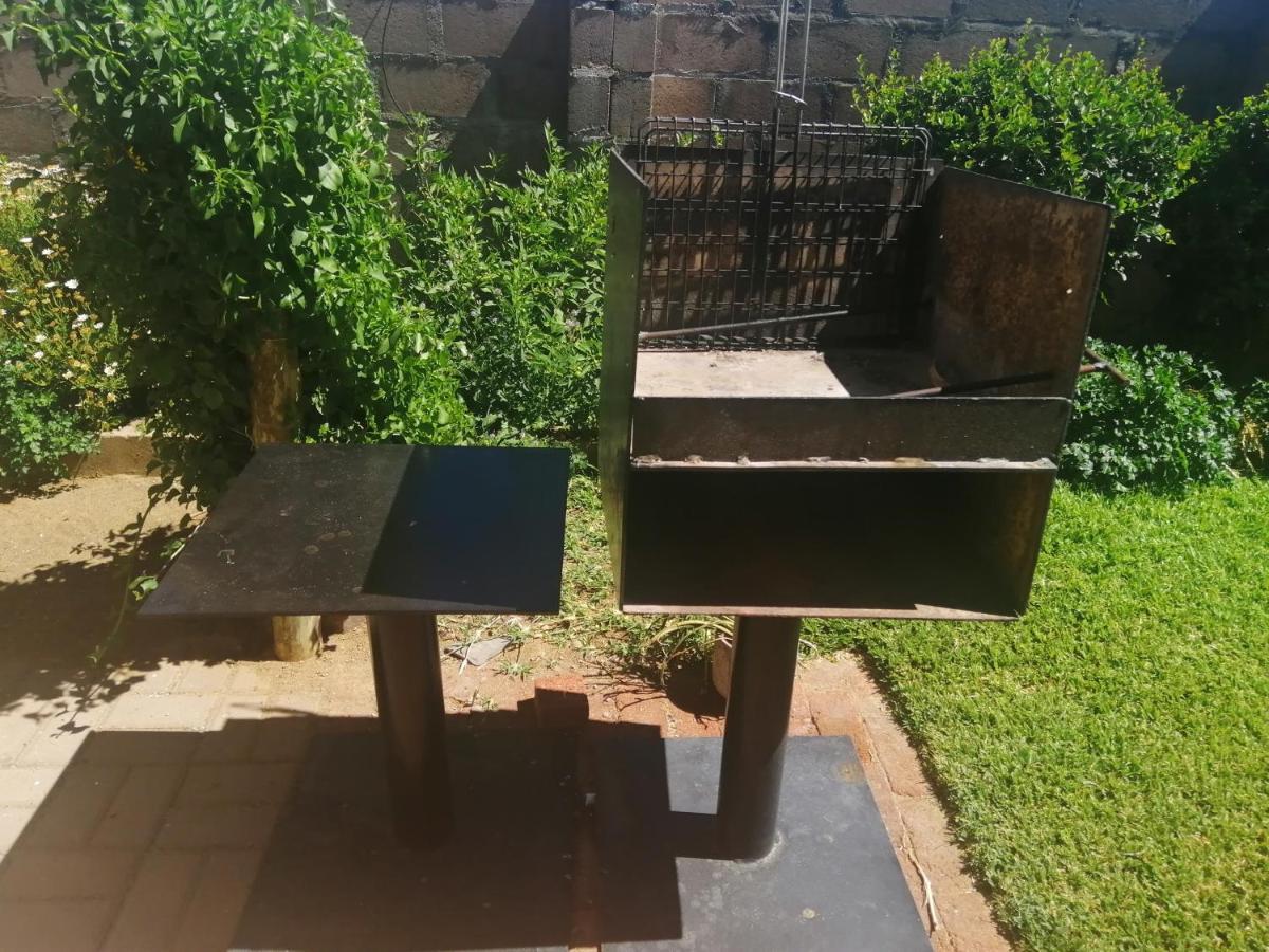 Keetmanshoop Self-Catering Hotell Exteriör bild