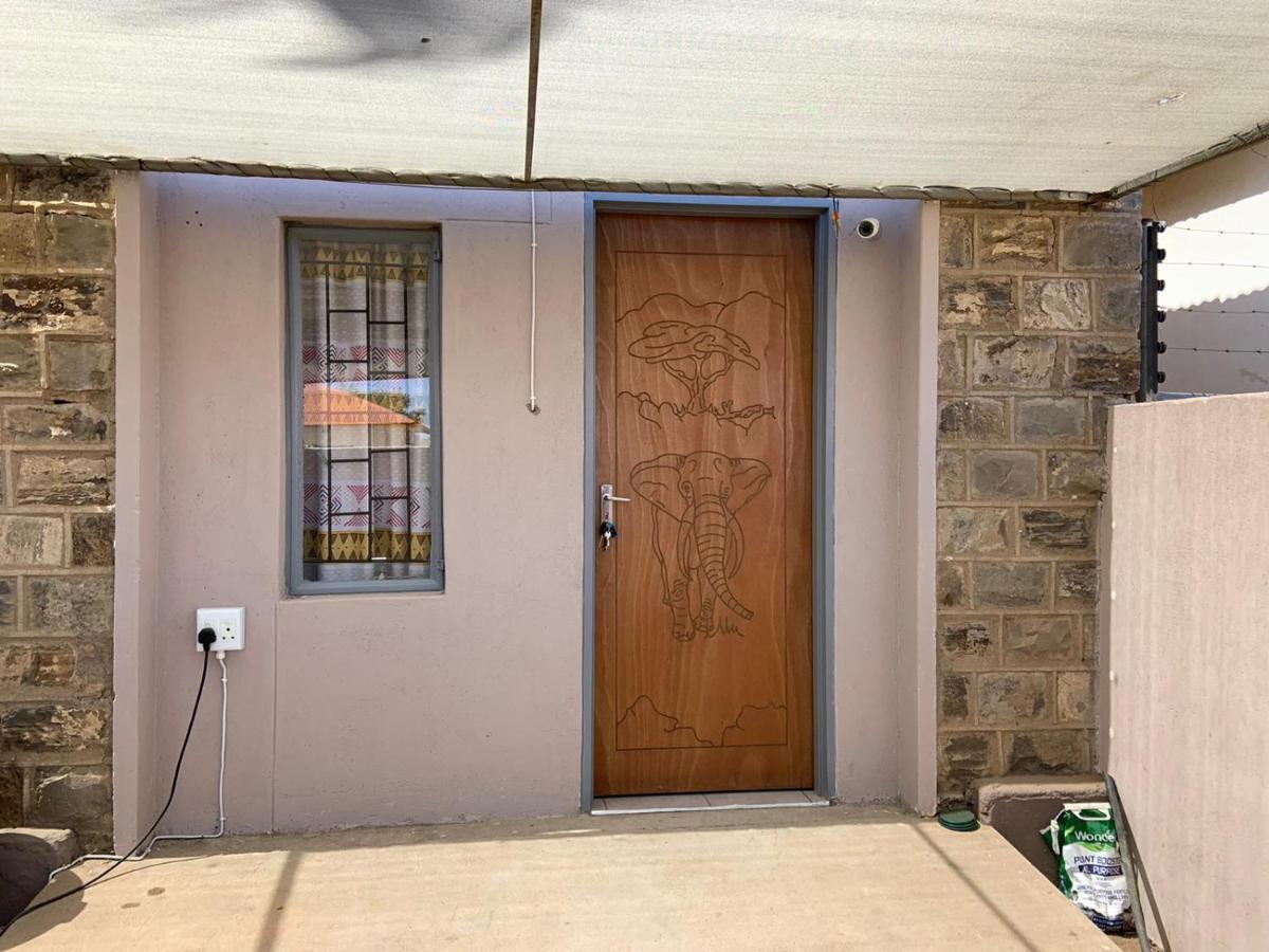 Keetmanshoop Self-Catering Hotell Exteriör bild
